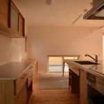 04：キッチンからテーブル、作業スペース、小窓と一つのつながりを感じるスペースです
