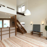 ③	リビングとダイングはキッチンで空間を分ける。床材はｽｷﾞだが、オリジナル塗装で柔らかい色合いに。