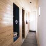 5、和室小上がり、キッチンを繋ぐ、玄関土間スペースです。