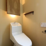 8：⑧	トイレに壁面収納と間接照明。アンティーク調の小物と相性がいい壁色を使用