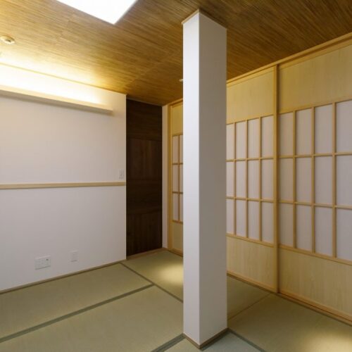 和室。 壁にはコバウに塗装をし、漆喰のような仕上がりに。ふすまの奥は収納スペースとして活用。